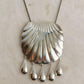 Metallisches Muschel Halskette mit Tropfenanhänger